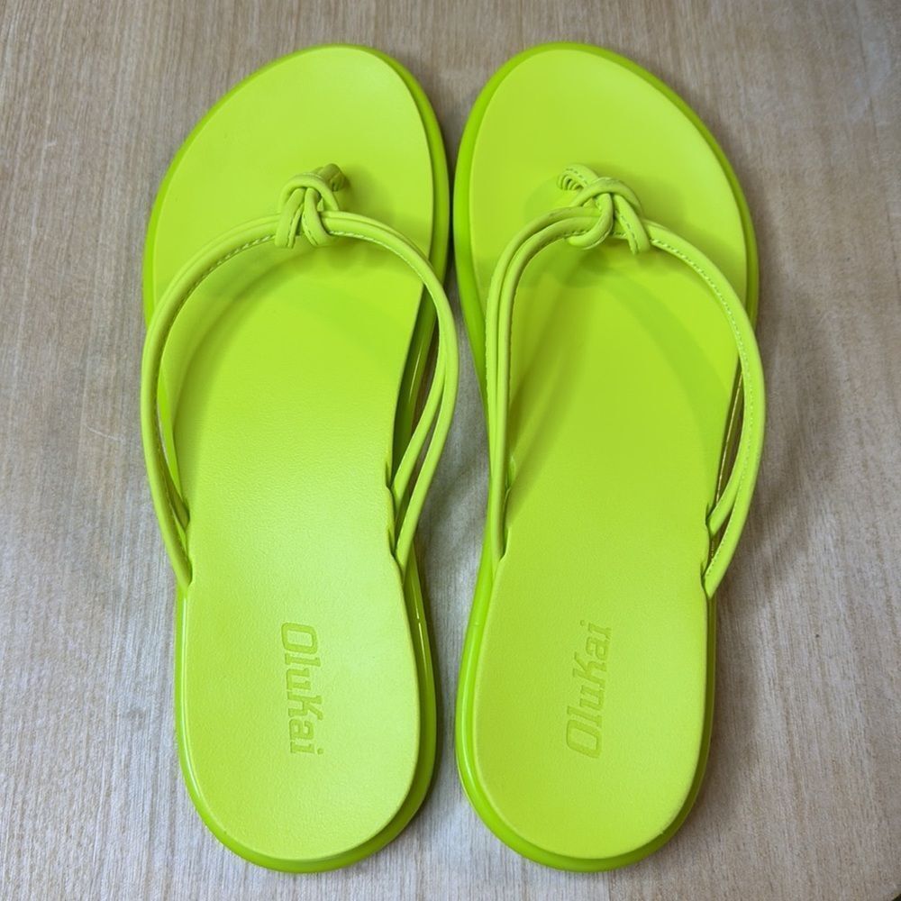 NWOT-OLUKAI- Aka Sandals in citron lime green- women Size 7